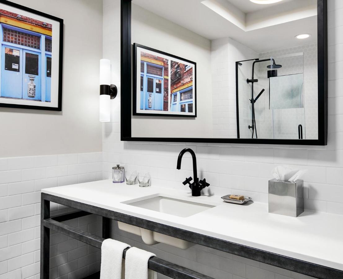 Gansevoort Meatpacking Hotel Ню Йорк Екстериор снимка Bathroom